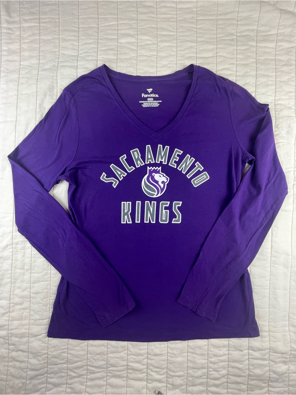 Fanatics Women's Sacramento Kings Purple Long Sleeve V-Neck Tee medium